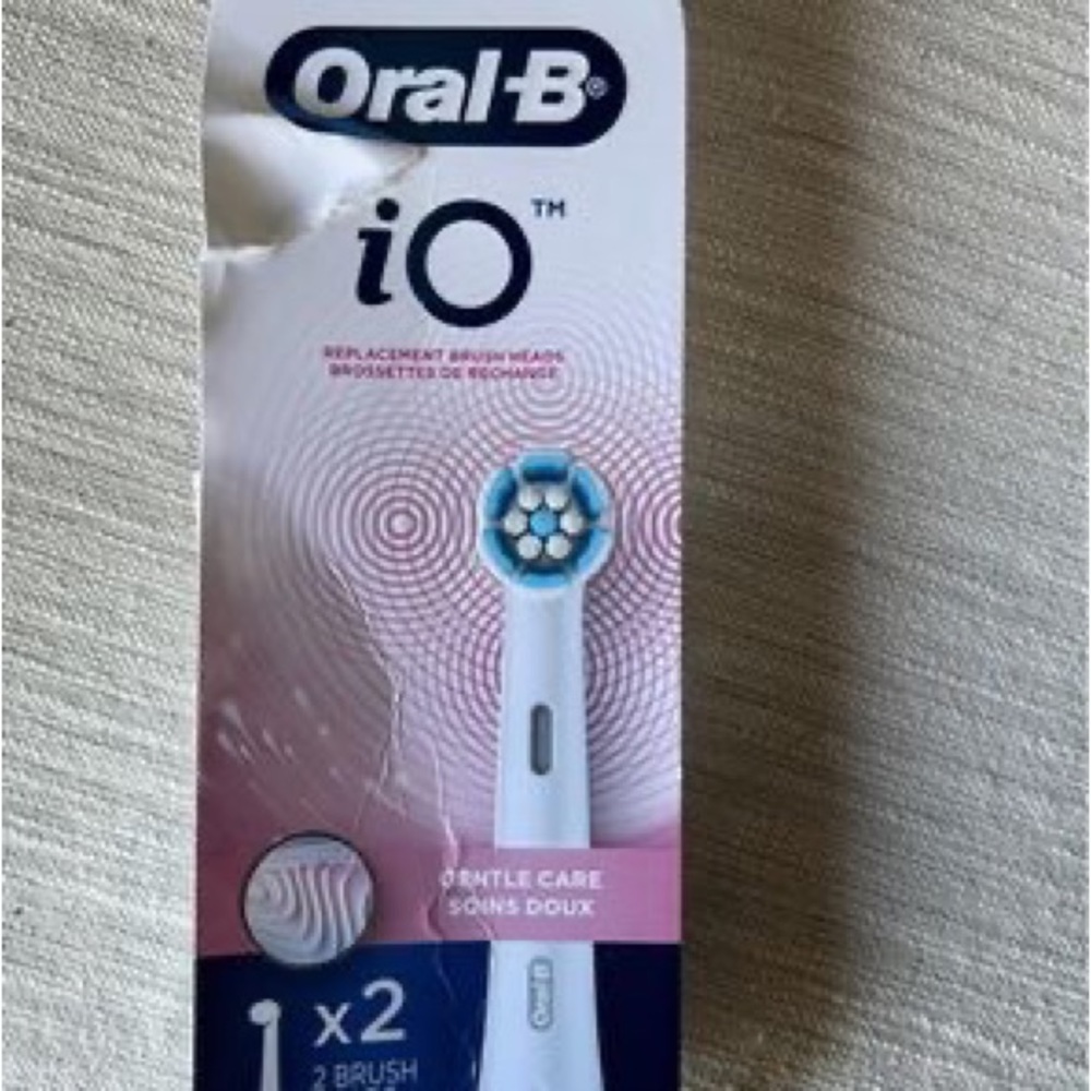 Brand new oral b 2 count brush head i0 tooth brush